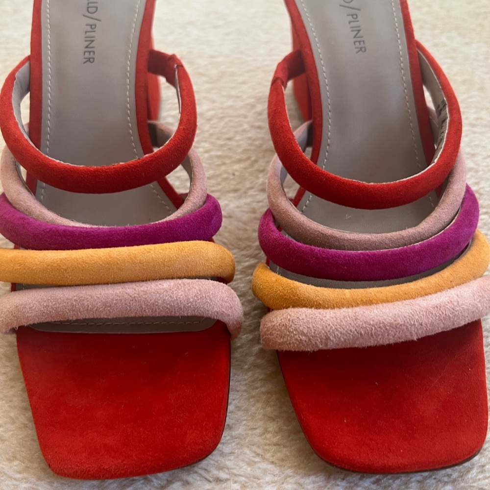 Donald Pliner - NWOB- sandals - size 9.5.